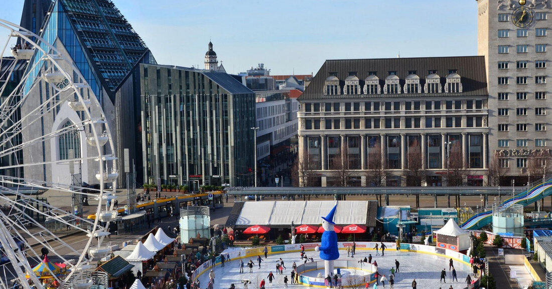 Leipziger Eistraum 2024: Wintermagie kehrt auf den Augustusplatz zurück Vom 19. Januar bis 3. März 2024 kehrt der Leipziger Eistraum nach dreijähriger Pause in die Innenstadt zurück. Mit der größten mobilen runden Eisbahn Deutschlands, dem 45 Meter hohen Panorama-Riesenrad und kulinarischen Leckerbissen vom Wintermarkt lockt der Augustusplatz die Besucher mit einem echten Wintererlebnis. Der Leipziger Eistraum lockt mit einer Winterlandschaft samt beleuchteter Winterbäume und gemütlicher Feuerstellen. Eine Panoramaaussicht auf die lebendige Umgebung der Leipziger Innenstadt bietet das wettergeschützte Riesenrad der Familie Willenborg mit einer Höhe von 45 Metern. Für die jüngsten Besucher steht ein Kinderkarussell bereit. An den Wochenenden haben …