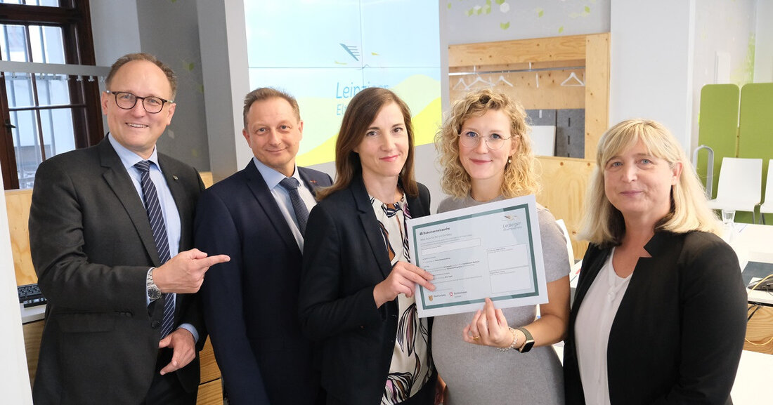 Neuer „Leipziger Elternexpress“ bündelt Leistungen für Familien Um jungen Eltern die notwendigen Formalitäten rund um die Geburt eines Kindes zu erleichtern, bündelt die Stadt Leipzig gemeinsam mit der Familienkasse jetzt sechs Leistungen in nur einem Antragsverfahren: Von der Geburtsurkunde, über das Elterngeld, das Kindergeld und einen Teil des Mutterschaftsgeldes bis hin zum Familienpass Sachsen kombiniert der so genannte Leipziger Elternexpress die Anträge. Zudem wird das Baby beim Einwohnermeldeamt angemeldet und erhält eine Steuer-ID. Die Dokumententasche mit den notwendigen Formularen können werdende Eltern bereits vor der Geburt erhalten und die Anträge dann in Ruhe zu Hause ausfüllen – ganz ohne den …