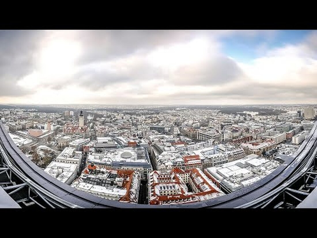 Wenn Sie die Höhepunkte der Sehenswürdigkeiten von Leipzig als Kurztrip im Winter mit einer Reihe von Innenaufnahmen sehen möchten, sind Sie hier genau richtig. Wie der Hauptbahnhof, der Austusplatz, das Gewandhaus, die Thomaskirche, das Alte Rathaus, die Nikolaikirche, der Zoo, das Denkmal für die Völkerschlacht usw. – Wenn Sie die Höhepunkte der Sehenswürdigkeiten von Leipzig sehen möchten Als Kurztrip im Winter mit mehreren Innenaufnahmen sind Sie hier genau richtig. Wie der Hauptbahnhof, die Oper, der Austusplatz, das Gewandhaus, die Thomaskirche, das Alte Rathaus, die Nikolaikirche, der Zoo und andere. – Höhepunkte von Leipzig: 00:00 Blick vom Wolkenkratzer der Stadt 00:11 …