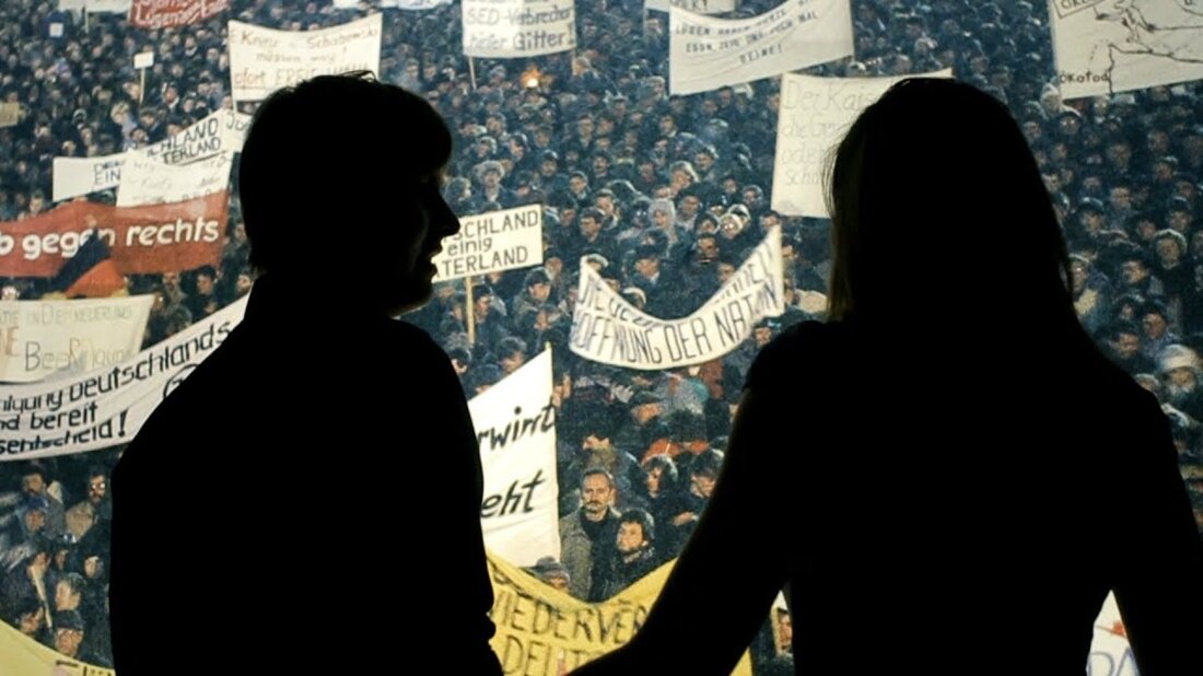 Videoproduktion: R. König & N. Schreiber Kamera & Schnitt: N. Schreiber Musik & Text: Marcell Double L & Rasmus König 1. Strophe: Ich bin auf Rabet aufgewachsen – hier hatte ich ein schönes Leben. Eisenbahnstraße, damals noch eine ruhige Gegend. Heute wohne ich in Reudnitz, meine Nachbarn sind Ukrainer, an meiner Tür steht „Heinrich“, ich wohne gerne im Leipziger Osten. Hier treffe ich Clemens (Meyer) an der Tankstelle, mit dem ich mich kurz unterhalte. „Als wir träumten“ auf der Buchmesse abgeräumt. Ich habe gesehen, wie Menschen sich hier verirren, blieben, während Freunde wegzogen. Das geht an dich! All meine Jungs …