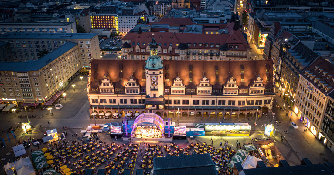 Entdecken Sie die Leipziger Markt Musik 2024: Sommerkonzerte und Kulinarik im Herzen der Stadt! 250 Künstler/-innen, internationale Acts und lokale Talente auf dem Marktplatz. Reservieren Sie Ihre Plätze für dieses zehntägige Musikfest vom 2. bis 11. August 2024.
