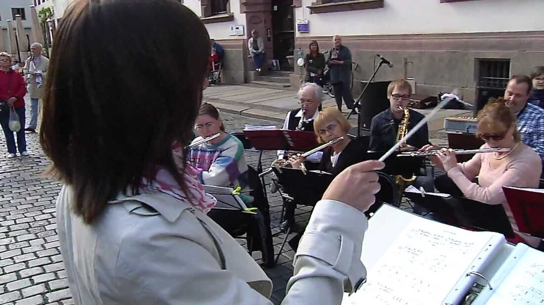 Ein einzigartiges Wegfindungssystem ermöglicht es, 800 Jahre Musikgeschichte in Leipzig zu erleben: den Leipziger Notenspur. Über 150 Inlays und Stelen aus rostfreiem Stahl verbinden 23 Orte, an denen wichtige Komponisten im Stadtzentrum auf einer 5 km langen Rundstrecke lebten und arbeiteten. Der Leipziger Notenspur wurde am 12. Mai 2012 mit einem Originalmusik- und Bürgerfestival eröffnet, an dem über 10.000 Menschen teilnahmen. Katharina Keßler und Julia Hauptmann begleiteten die Eröffnung und machten sich auf den musikalischen Weg. Der Film fängt die Eindrücke dieses ereignisreichen Tages ein. Zukünftig wird es in Leipzig auch ein Notenblatt und ein Musikrad geben. Info: www.notenspur-leipzig.de Zukünftig …