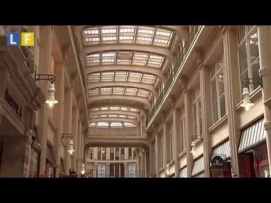 Leipzig hat das weltweit größte geschlossene Passagenetz. Es verleiht dem Stadtzentrum ein besonderes Flair. Das „Leipziger Passagenfest“ findet seit 2010 jedes Jahr im September statt und die meisten Geschäfte sind bis Mitternacht geöffnet. Info: www.passagenfest-leipzig.com Teil 1 der Videoserie „Leipziger Passagen“ stellt die Mädler Passage und den Barthels Hof vor. © Leipziger Fernsehen. Youtube-Link