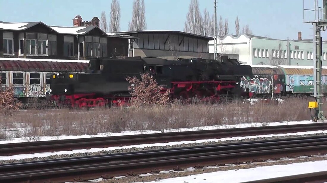 Am 16. März 2013 war das Eisenbahnmuseum Plagwitz wieder in Betrieb und ermöglichte neben vielen anderen Highlights auch Kindern und Erwachsenen das Fahren im Fahrerhaus. Es ist immer schön zu sehen, dass die alten Maschinen immer noch unter Dampf stehen. Die Leipziger 52 8154-8 und die Glauchauer 35 1097-1 standen unter Dampf. Viel Spaß beim Zuschauen! Musik von: greenbuttonmusic.com Für meine Aufnahmen verwendete Technologie: Canon EOS 60D http://amzn.to/1hnR3YB Panasonic HC-V500-Camcorder http://amzn.to/1jFvapm Teleobjektiv Canon EF 100-400 L IS USM http: / /amzn.to/1eVYhBv Zoomobjektiv Canon EF 24-105 F4 / L IS USM http://amzn.to/1eVYqF2 Makroobjektiv Canon EF 100 2,8 L IS USM http://amzn.to/1jFvZhQ …