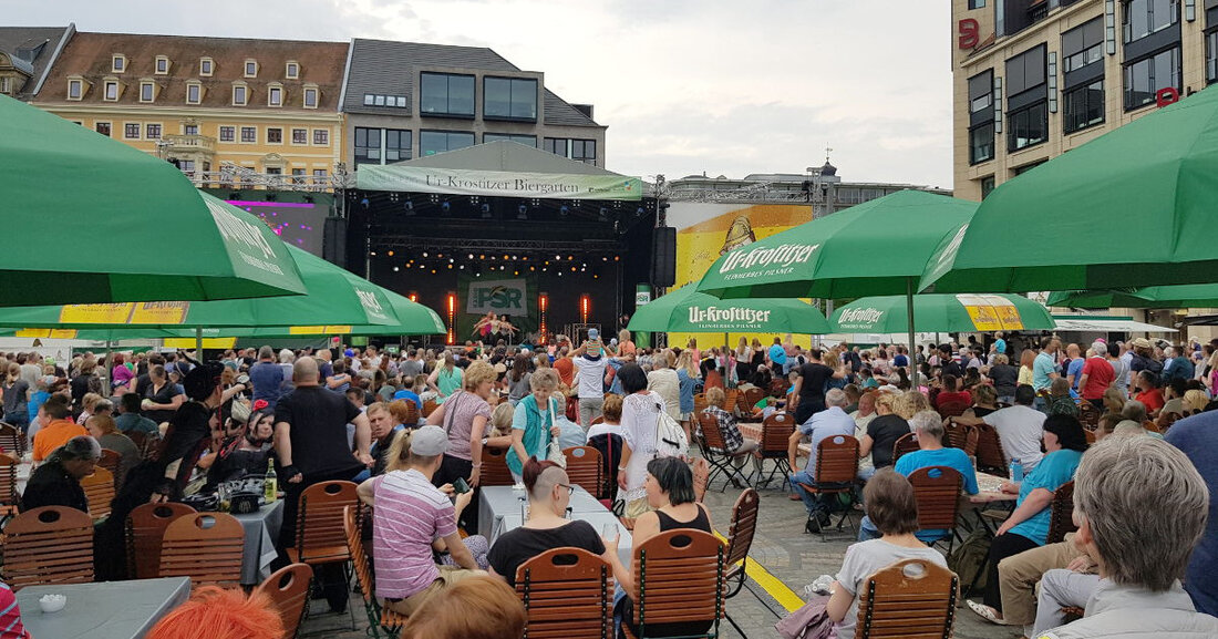 Leipziger Stadtfest 2023 Am ersten Juniwochenende 2023 lädt die Innenstadt zum 30. Leipziger Stadtfest ein. Vom 2. bis 4. Juni werden zur größten Open-Air-Veranstaltung der Region rund 300.000 Besucher erwartet. Diese können sich zum Jubiläum auf über 150 Stunden Live-Programm an sechs verschiedenen Standorten freuen. © Stadt Leipzig/ Bolko Kosel Mit dabei sind in diesem Jahr unter anderem Loi, Kamrad, Anstandslos &amp; Durchgeknallt, The Firebirds und Four Roses sowie die beliebte Schlagerparty, das Riesenrad, die Toggo-Tour, zahlreiche Leipziger Tanzvereine, der Leipziger Chorverband und unterschiedliche Musikalische Orchester. Fünf Bühnen in der Innenstadt Gefeiert wird auf fünf großen Bühnen im Ur-Krostitzer Biergarten &hellip;