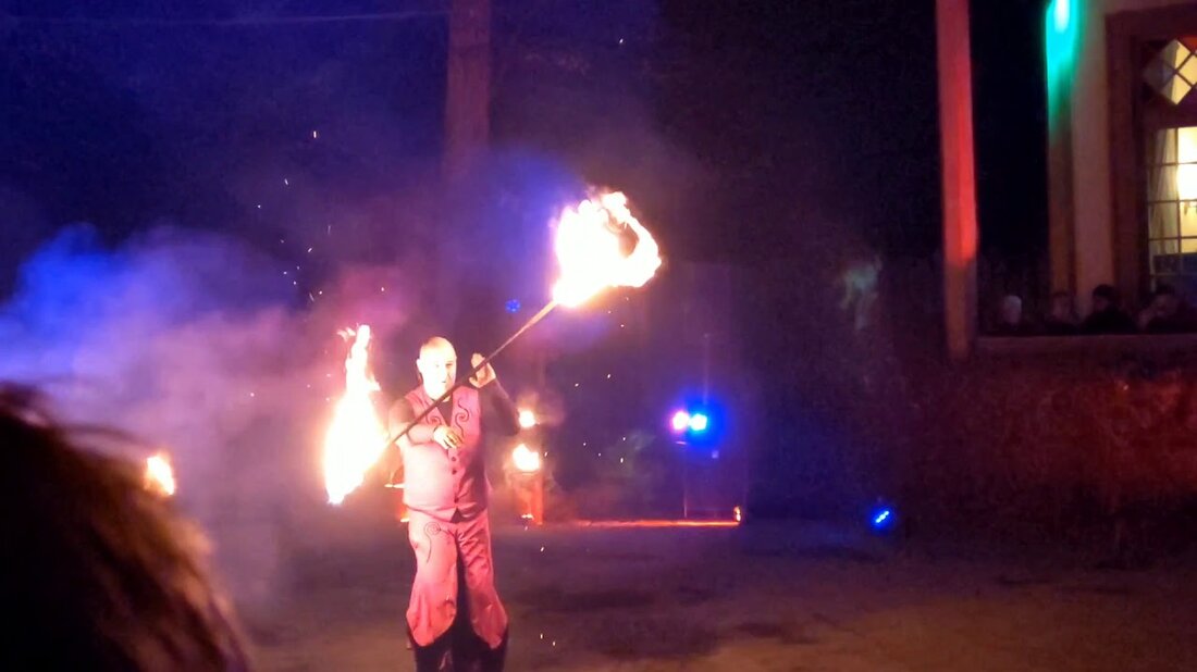 Hier ist ein kleines Video vom Leipziger Lichterfest im Leipziger Zoo. Ich entschuldige mich für den kleinen Kater bei der Feuershow. Ich hoffe, es gefällt dir wieder Youtube-Link