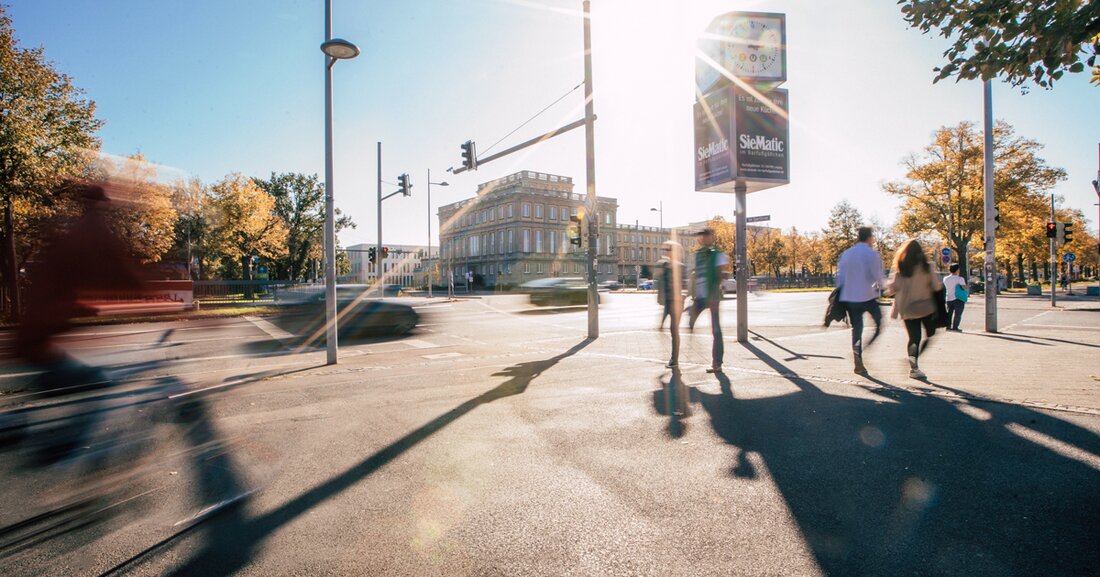 Immer mehr Leipziger gehen täglich zu Fuß, zeigt eine neue Mobilitätsbefragung der TU Dresden. Positive Trends und Herausforderungen.