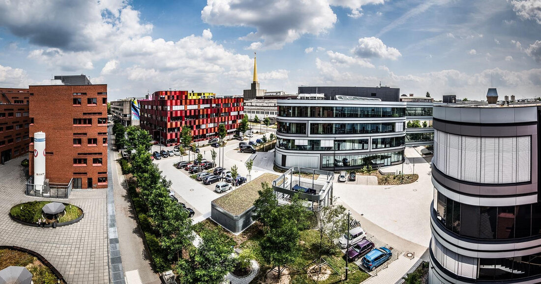 Leipzigs Wirtschaft zeigt sich auch in Krisenzeiten robust Leipzig hat mit seiner zunehmend robusten Wirtschafts- und Wissenschaftsstruktur die Krisen der zurückliegenden Monate gut gemeistert. Und auch für die Zukunft sprechen die Zeichen für weiter anhaltendes Wachstum in Stadt und Umland. Einen Überblick über die Entwicklung gibt der Wirtschaftsbericht 2022. © BIO-NET LEIPZIG Technologietransfergesellschaft mbH Gute Beispiele sind: Porsche Leipzig baut sein Werk zum fünften Mal aus, Amazon Air hat das erste regionale Luftfrachtzentrum in Europa in Betrieb genommen, dank DHL ist der Leipziger Flughafen der drittgrößte in Europa, BMW forciert den Ausbau der E-Komponentenfertigung und Baytree hat im November 2022 &hellip;