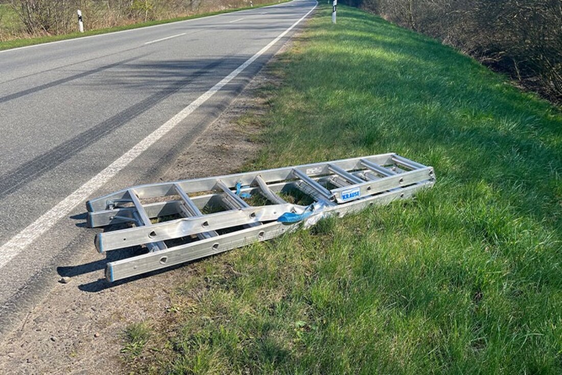 Ein Verkehrsunfall auf der B 70 bei Rheine: Eine Leiter fiel von einem Anhänger und beschädigte ein Fahrzeug. Polizei sucht Zeugen.