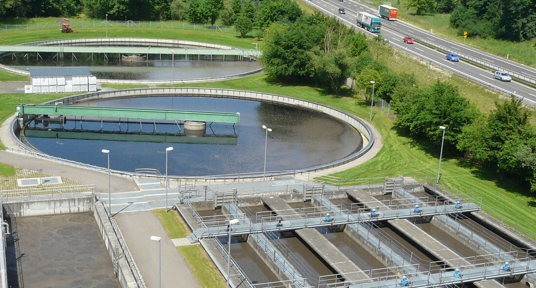 Knapp 700.000 Euro erhält die Gemeinde Epfendorf vom Land für die Stilllegung der alten Kläranlage in Epfendorf-Talhausen und den Anschluss des Landkreises an das kommunale Kanalnetz. Dadurch erhalten die Bürgerinnen und Bürger eine moderne und effiziente Abwasserbehandlung. Das Land Baden-Württemberg im Landkreis Rottweil bezuschusst die Stilllegung der Kläranlage Epfendorf-Talhausen und den Anschluss des Landkreises an das Kanalnetz der Gemeinde Epfendorf mit knapp 700.000 Euro. Dazu wird eine knapp zwei Kilometer lange Druckleitung mit Doppelpumpwerk gebaut und ein bestehendes Regenüberlaufbecken samt Rechen saniert bzw. ersetzt. Effiziente und fortschrittliche Abwasserbehandlung „Die Bewohner des Stadtteils Talhausen erhalten mit den anstehenden Baumaßnahmen eine effiziente …