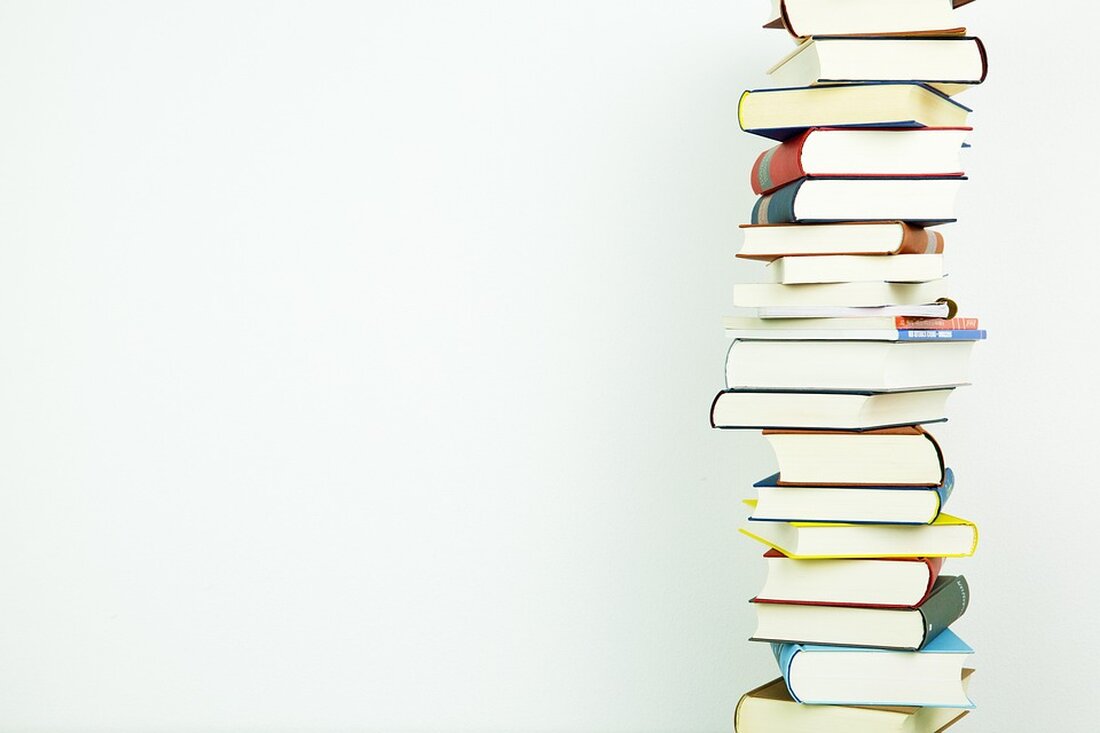 Am Mittwoch, den 3. Juli 2024, wird in der Mittelpunktbibliothek am Alten Markt in Köpenick eine Lesung mit der Autorin Daniela Dröscher stattfinden. Die Veranstaltung beginnt um 19:00 Uhr und ist öffentlich zugänglich. Der Eintritt ist frei, eine Anmeldung wird jedoch erbeten. Daniela Dröscher wird Passagen aus ihrem Roman „Lügen über meine Mutter“ vorlesen, der sich mit dem Thema des Körpergewichts einer Mutter und den damit verbundenen familiären Dynamiken befasst. Die Autorin schafft es, durch die Augen ihres kindlichen Alter Egos die subtile Gewalt innerhalb der Familie darzustellen und zeigt gleichzeitig die Stärke einer Frau, die für ihre Selbstbestimmung kämpft. …
