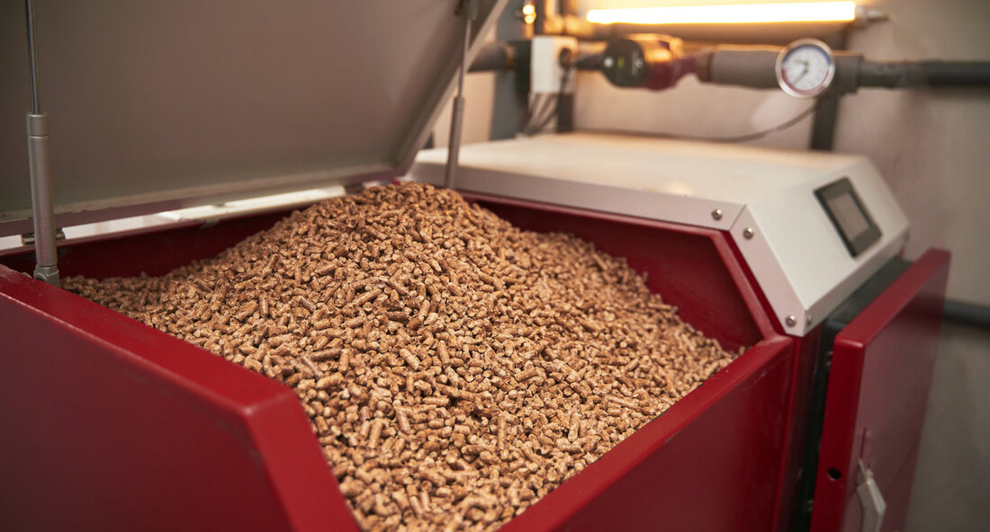 Härtefallhilfen für private Haushalte, die von extrem hohen Preisen betroffen sind Noch bis zum 20. Oktober 2023 haben private Haushalte, die mit nicht leitungsgebundenen Energieträgern wie Öl oder Holzpellets heizen und im Jahr 2022 von starken Preissteigerungen betroffen waren, die Möglichkeit, Härtefallhilfen zu beantragen. Die Bundesregierung hat hierfür rund 235 Millionen Euro zur Verfügung gestellt, die an die betroffenen Bürgerinnen und Bürger ausgezahlt werden sollen. Um den Antrag zu stellen, wurden beim Umweltministerium bereits über 75.000 Anträge eingereicht, die insgesamt eine Summe von etwas mehr als 37 Millionen Euro ausmachen. Bisher konnten bereits knapp 61.000 Anträge positiv beschieden und entsprechende …