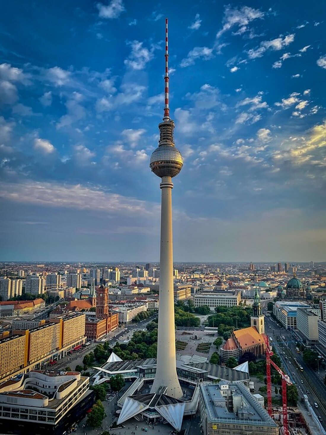 Der Hochsommer endet in Berlin: Ab Montag bringt Tief Yonka herbstliche Temperaturen und kräftige Schauer. Bleiben Sie informiert!