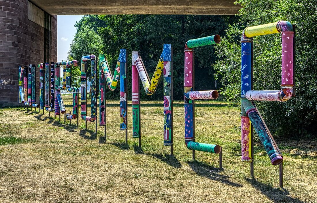 Erleben Sie den bunten Abschluss des Lichtenberger Kultursommers 2024 mit zahlreichen Veranstaltungen bis Ende September! Von Live-DJs wie Robag Wruhme, über Open-Air-Kinos und die Lange Nacht der Bilder bis hin zum Seenfest am Orankesee – es ist für jeden Geschmack etwas dabei. Entdecken Sie Kunst, Musik und Kultur in Lichtenberg und genießen Sie ein abwechslungsreiches Programm, das das Leben im Bezirk feiert. Informieren Sie sich jetzt über alle Highlights!