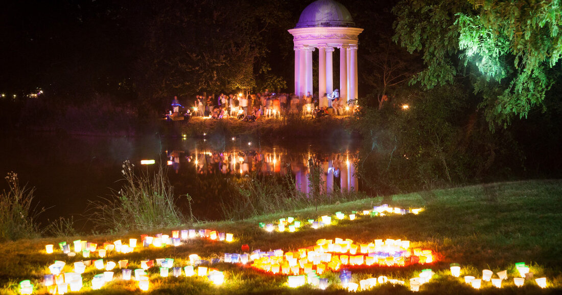 Lichterfest 2022 im agra-Park Markkleeberg und Leipzig Nach zwei Jahren pandemiebedingter Pause laden die Städte Markkleeberg und Leipzig sowie ihre Partner wieder zum Lichterfest in den agra-Park ein. Das umfangreiche Festprogramm ist am Sonnabend, dem 10. September 2022, zu erleben. Los geht es um 17:00 Uhr. © Bernhard Weiß/BeWise Zahlreiche Lichtinstallationen und Beleuchtungselemente verwandeln dann den nächtlichen Park auf Markkleeberger und Leipziger Seite in ein magisches Farbenmeer. Stummfilmkino und Ballonglühen, abwechslungsreiche musikalische Highlights und ein vielfältiges Catering bieten das passende Ambiente, um den Park mit allen Sinnen zu erleben. Der Umwelt zu Liebe und aufgrund der langanhaltenden Trockenheit verzichten die &hellip;