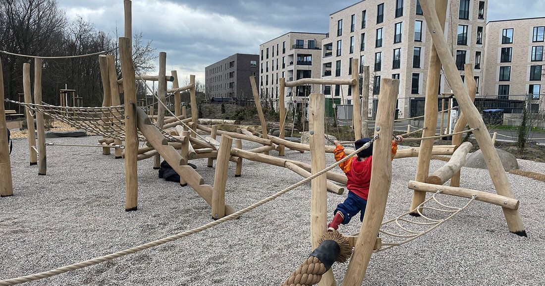 Lindenauer Hafen: Neuer Naturspielbereich ist fertig Im Wohnquartier am Lindenauer Hafen ist nach sechs Monaten Bauzeit auf rund 3.700 Quadratmetern ein neuer Naturspielbereich mit vielfältigen Aufenthalts- und Spielmöglichkeiten entstanden. Finanziert wurde er anteilig über das Bund-Länder-Programm „Wachstum und nachhaltige Erneuerung (WEP) Aufwertungsgebiet Leipzig West 2012-2026“. © Stadt Leipzig / Amt für Stadtgrün und Gewässer „Am Lindenauer Hafen ist für das noch junge Wohngebiet eine neue Grünfläche geschaffen worden, die Naturerlebnisse und freies Spielen ermöglicht“, sagt Leipzigs Umweltbürgermeister Heiko Rosenthal. „Mit der ökologischen und funktionalen Aufwertung wird diese gleichzeitig zum wertvollen Bestandteil des Grünzuges zwischen den Schönauer Lachen und dem Karl-Heine-Kanal &hellip;