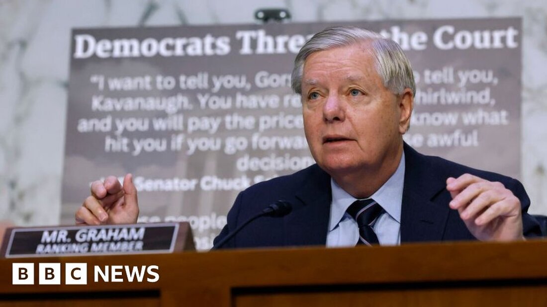 Russland hat einen Haftbefehl gegen US-Senator Lindsey Graham erlassen, nachdem ein bearbeitetes Video aufgetaucht war, das zeigt, wie er den Tod russischer Truppen feiert. Das Filmmaterial, das zwei separate Momente zusammenfügt, wurde vom Büro von Präsident Wolodymyr Selenskyj veröffentlicht, nachdem sich die beiden am Freitag in Kiew getroffen hatten. Darin bezeichnete Senator Graham die Hilfe für Kiew als „das beste Geld, das wir je ausgegeben haben“ und stellte fest, dass russische Truppen „sterben“. Der hochrangige Republikaner sagte, er werde den Haftbefehl als „Ehrenabzeichen“ tragen. „Zu wissen, dass mein Engagement für die Ukraine den Zorn von Putins Regime auf sich gezogen …