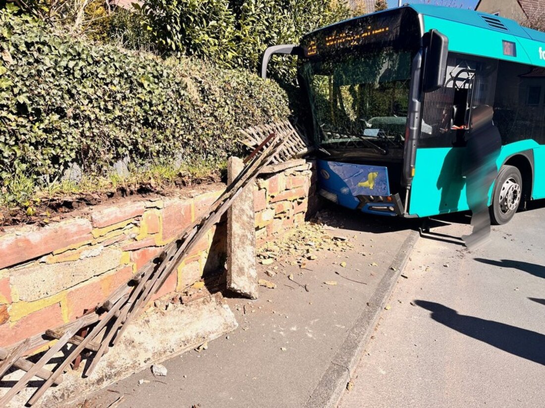 In Kassel-Wolfsanger verletzte ein Linienbusfahrer bei einem Unfall drei Personen, als er gegen eine Mauer fuhr. Polizei sucht Zeugen.
