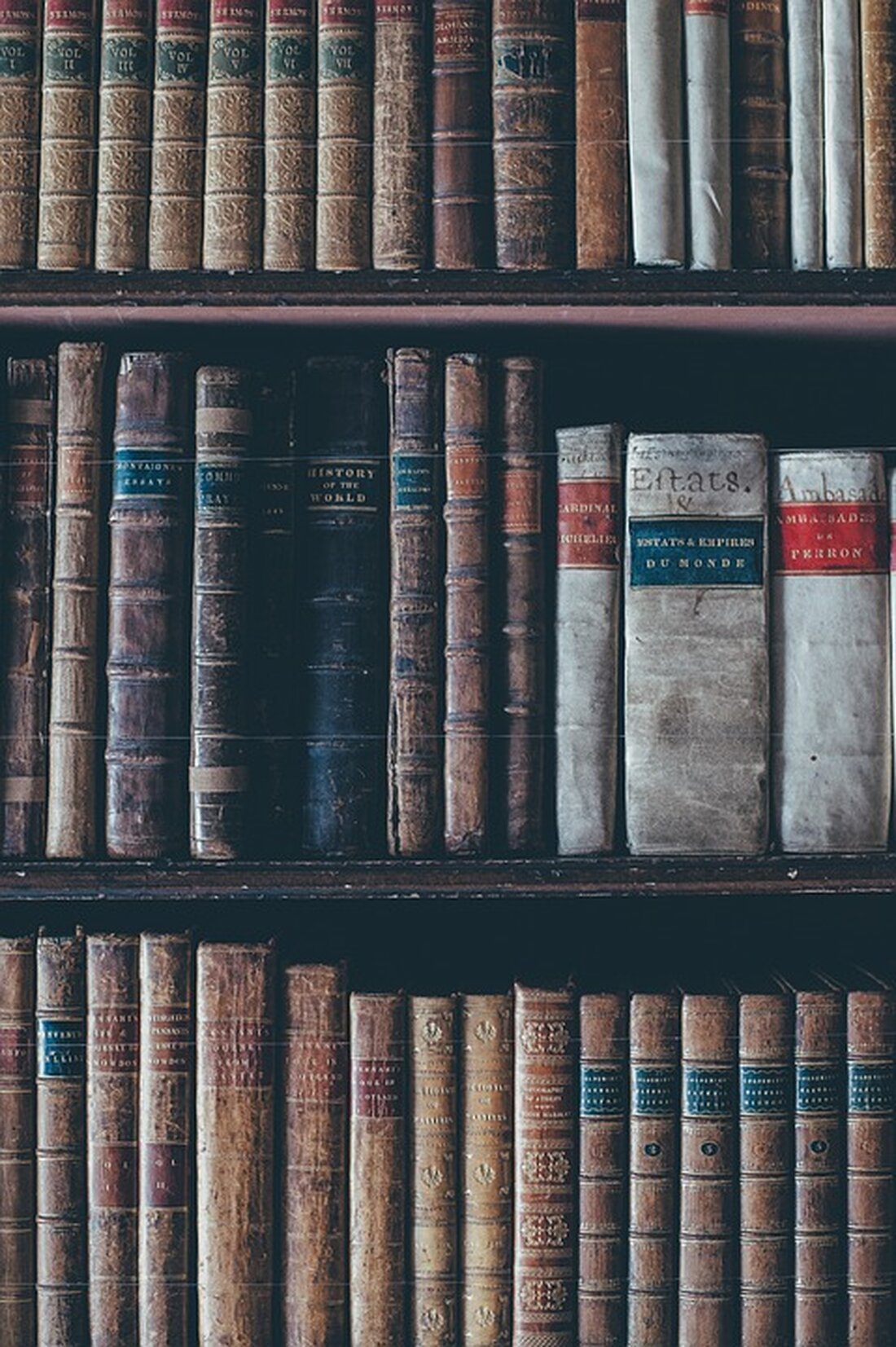 Das Lesefest „Literatur trifft Manufaktur“ auf der Kulturinsel in Berlin lädt am 6. Juli 2024 von 14.00-18.00 Uhr zu einer Vielzahl von Lesungen ein. An diesem Nachmittag werden zehn Berliner Autor:innen zeitgleich aus ihren Werken vorlesen, verteilt über verschiedene Orte auf der Kulturinsel. Zusätzlich wird die Publikation „Manufakturen erzählen – Vom Wert der Dinge“ präsentiert, in der Berliner Manufakturen ihre Geschichten und Produkte vorstellen. Berlin hat eine reiche Tradition an Manufakturen, die ihre Produkte mit viel Liebe zum Detail herstellen. In der Publikation und auf der Veranstaltung haben Besucher die Möglichkeit, mehr über diese Handwerkskunst und die Menschen hinter den …