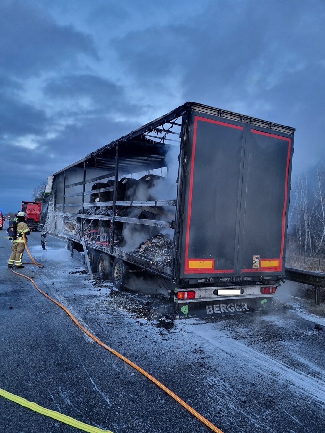 Am Dienstagmorgen brannte der Auflieger eines Lkw auf der A6 aufgrund eines technischen Defekts. Feuerwehr sperrte rechte Spur.