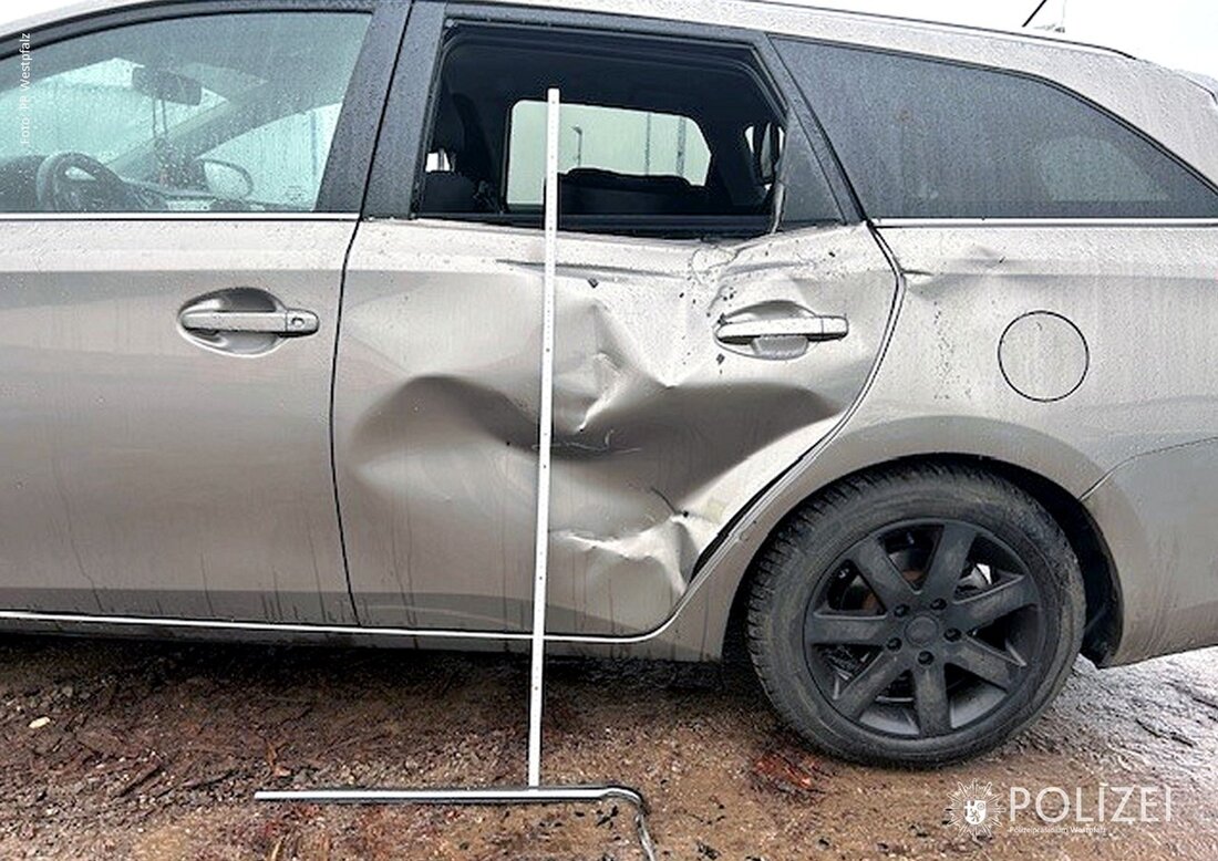 Ein Toyota Auris wurde durch ein rangierendes Lkw gestreift. Der Fahrer bemerkte den Vorfall nicht, die Schäden sind erheblich.