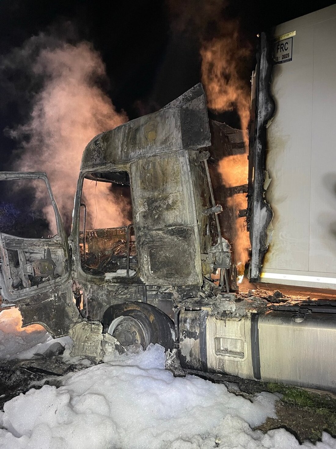 Ein spanischer Lkw brannte am Donnerstagabend auf dem Parkplatz Entenpfuhl aufgrund eines technischen Defekts. Der Fahrer blieb unverletzt.