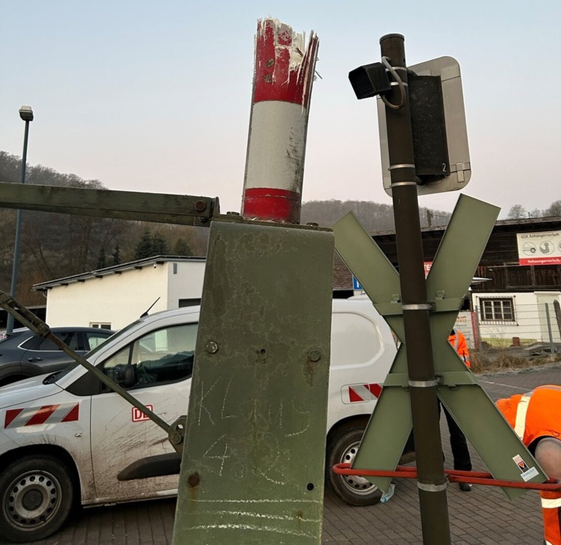 Ein LKW beschädigte am Donnerstagmorgen eine Bahnschranke in der Alsenzstraße. Schaden von etwa 5000 Euro, Schienenverkehr unbeeinträchtigt.