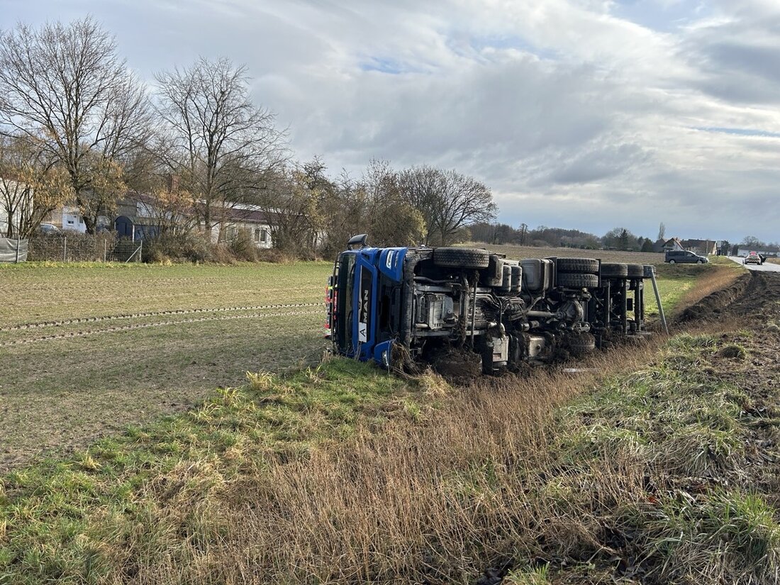 Am 26.02.25 kippte ein Lkw auf der B427 bei Oberhausen, Fahrer blieb unverletzt. Die Straße bleibt gesperrt.