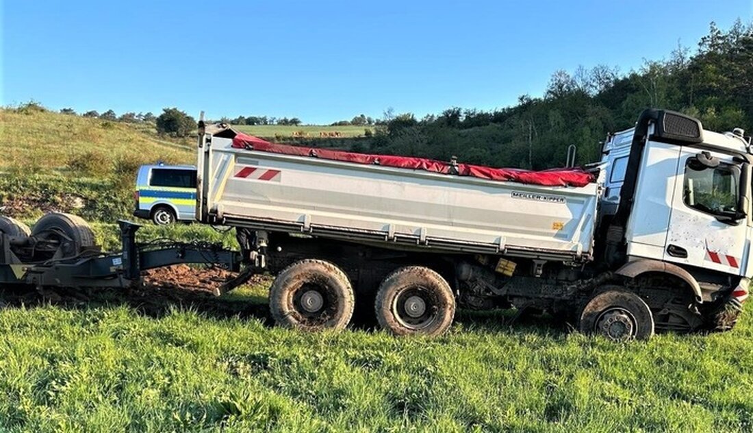 Ein Lkw-Unfall auf der L1014 zwischen Badra und Kelbra verursachte 90.000 Euro Sachschaden. Ein Heißgetränk war die Ursache.