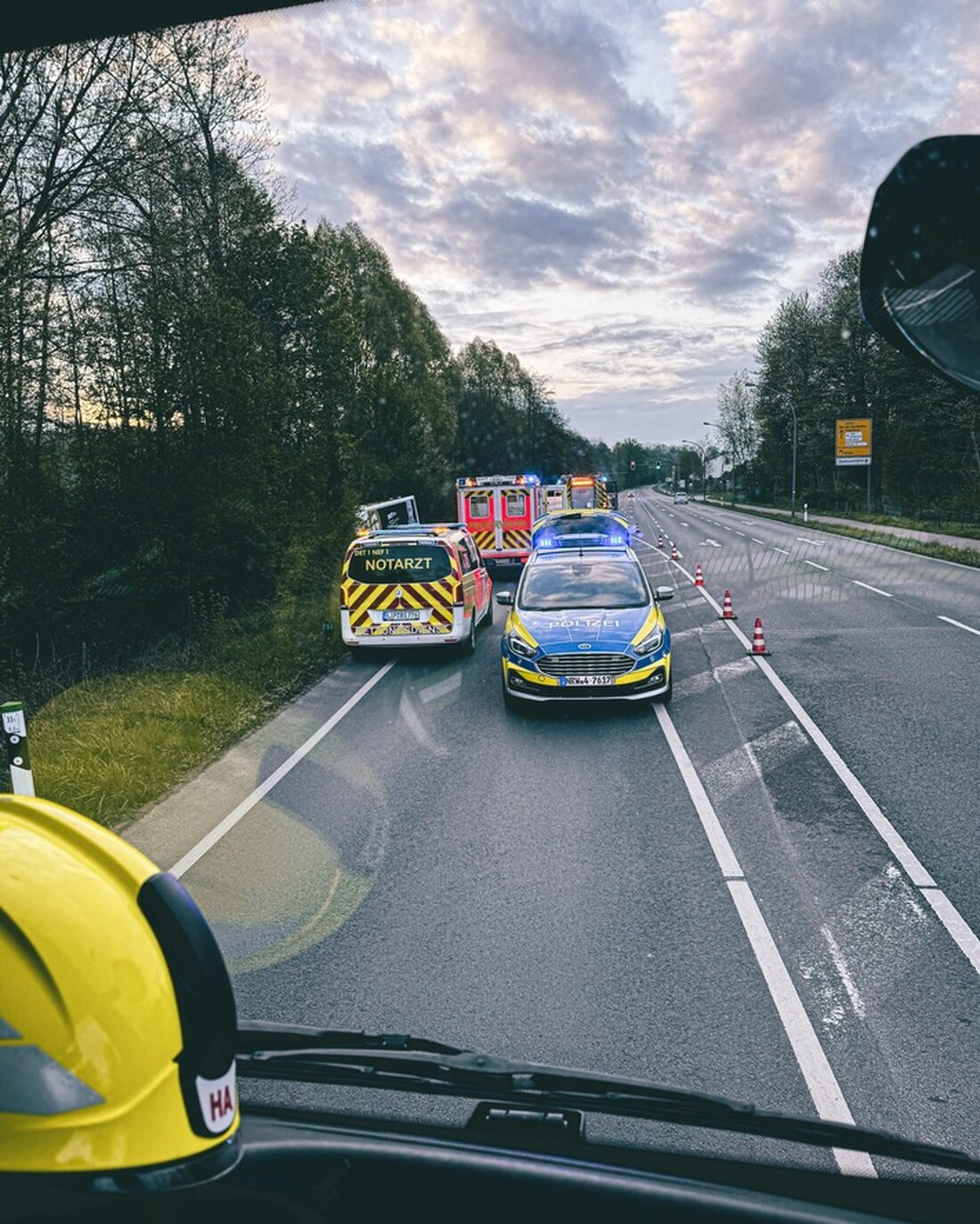 Am Ostersamstag verunglückte ein LKW auf der Braker Straße in Detmold. Der Fahrer musste von der Feuerwehr befreit werden.