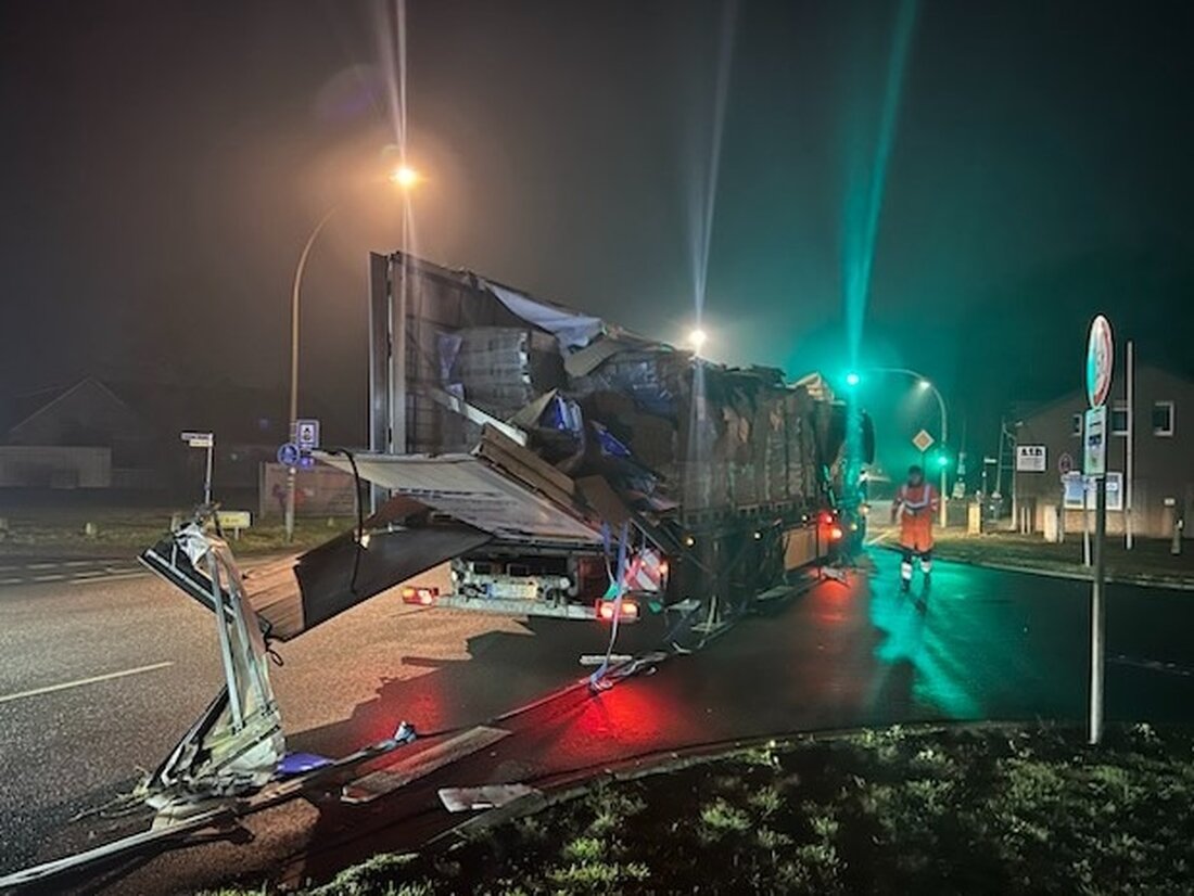 Am Dienstagmorgen touchierte ein Lkw in Drebber einen Baum, was zu erheblichen Schäden führte. Fahrer blieb unverletzt.