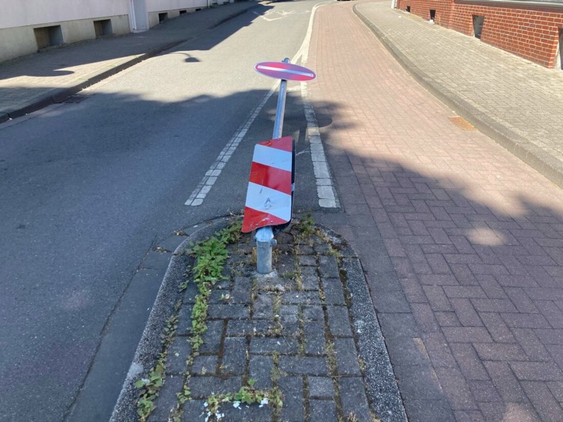 Ein roter Lkw fuhr am 12.05.25 in Coesfeld einen Mast um und flüchtete. Die Polizei bittet um Hinweise unter 02541-140.