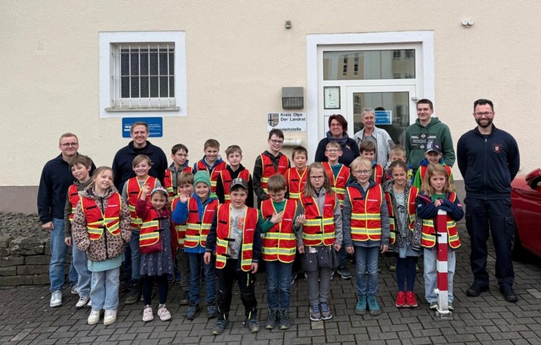 Am 31. März besuchten die "LöschKids Heinsberg" die Kreisleitstelle in Olpe und erlebten einen spannenden Tag mit Notruf-Ausbildung und Rettungswagen-Vorstellung.