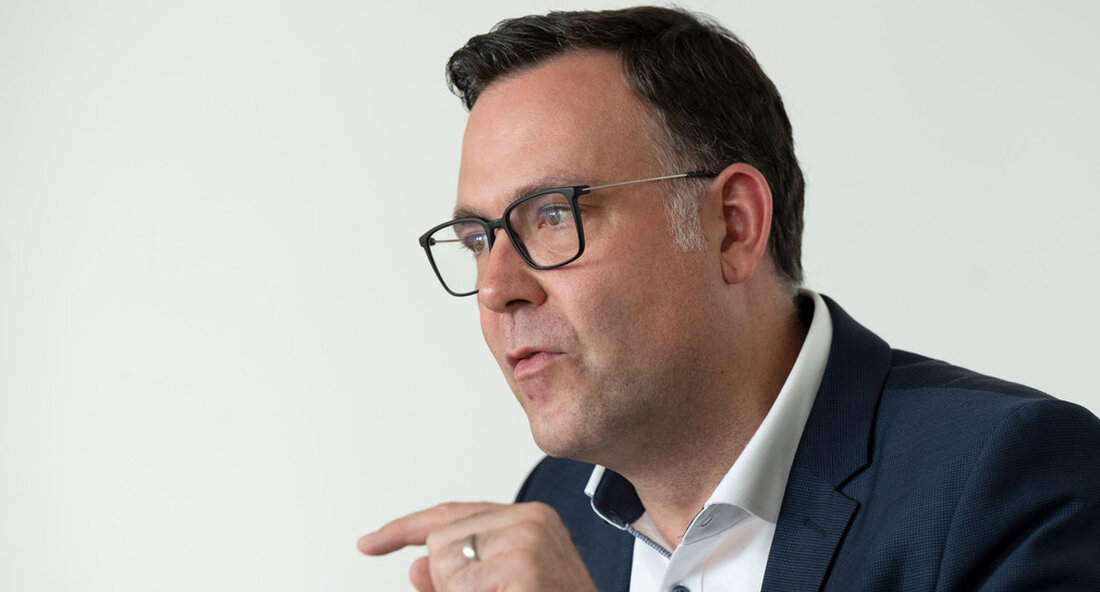 Migrationsstaatssekretär Siegfried Lorek informierte in einer Videokonferenz die kommunalen Landesverbände und Vertreter von Land- und Stadtkreisen über die aktuelle Situation bei der Aufnahme afghanischer lokaler Arbeiter und ihrer Familien. Staatssekretär für Migration Siegfried Lorek In einer Videokonferenz mit den kommunalen Landesverbänden und Vertretern der kommunalen Seite tauschte sich am Mittwoch, 1. Mitarbeiter und deren Familien. Besondere Verantwortung für lokale afghanische Arbeiter Migrationsstaatssekretär Siegfried Lorek sagte: „Auch nach dem Ende der Evakuierungsflüge der Bundeswehr verfolgen wir die Lage in Afghanistan mit großer Anteilnahme. Wir tragen eine besondere Verantwortung gegenüber den Frauen und Männern, die unsere Arbeit in Afghanistan in den letzten …