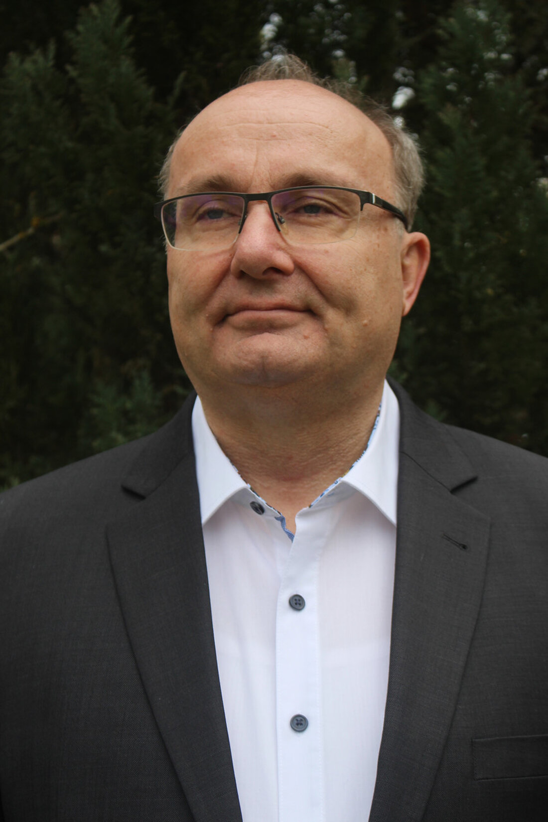 Lothar Mattes neuer Leiter des Finanzamts Freudenstadt Der Finanzamtsbereich in Freudenstadt erhält einen neuen Leiter: Lothar Mattes übernimmt die Leitung von Erich Kiefer, der seit 2018 an der Spitze des Amtes stand. Die Finanzstaatssekretärin Gisela Splett äußerte sich positiv über die Ernennung von Lothar Mattes und betonte seine langjährige Erfahrung und Führungskompetenz. Lothar Mattes verfügt über einen Hintergrund in Rechtswissenschaften und Philosophie und hat bereits in verschiedenen Finanzämtern in leitender Position gearbeitet, zuletzt als Leiter des Finanzamts Calw. Seine Ernennung zum Leiter des Finanzamts Freudenstadt wird ihm neue Herausforderungen und Verantwortlichkeiten bringen. Die Finanzstaatssekretärin lobte auch den bisherigen Leiter Erich …