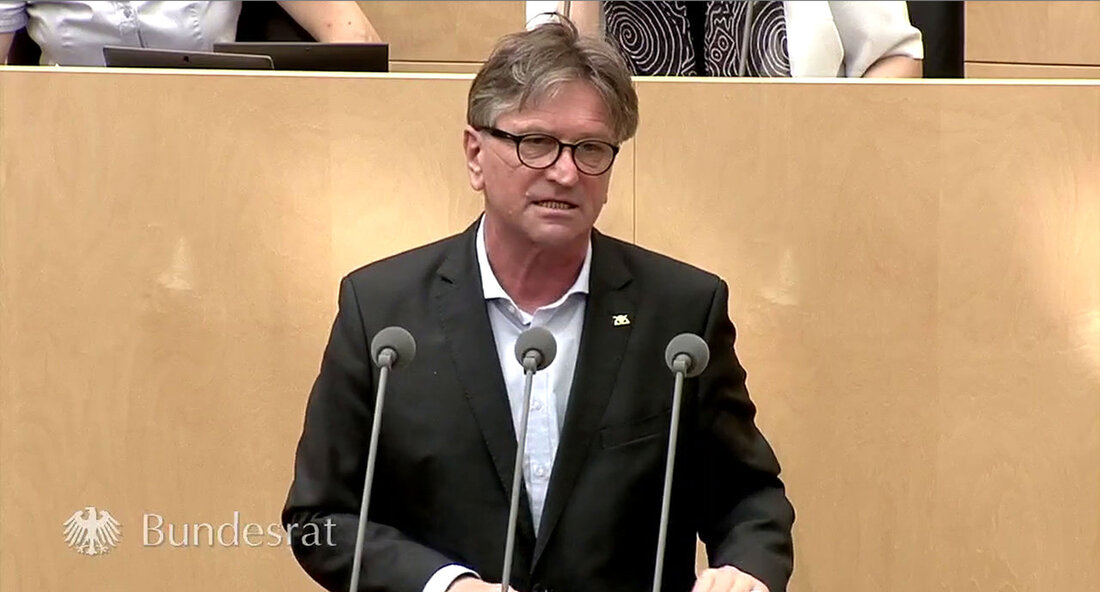 Baden-Württembergs Gesundheitsminister Manne Lucha hat die im Bundesrat beschlossene Pflegereform als unzureichend und unzureichend kritisiert. Er fordert eine Deckelung der Eigenbeteiligung an den Pflegeheimkosten. Die Pflegereform der Bundesregierung hat der Bundesrat am Freitag, 25. Juni, in Berlin verabschiedet. Gesundheitsminister Baden-Württemberg Manne Lucha In seiner Rede vor dem Bundesrat kritisierte er das Projekt als unzureichend, nicht nachhaltig und unzureichend. „Diese Regelungen verdienen es nicht, Pflegereform genannt zu werden, unsere Erwartungen haben sich erneut nicht erfüllt“, sagte die Ministerin. „Unter anderem, weil es keine Deckelung des Eigenanteils an den Pflegeheimkosten gab und weil es keine spürbare Entlastung für die häusliche Pflege gibt.“ …