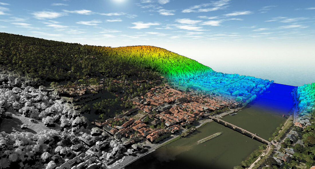 Das Landesamt für Geoinformation und Landentwicklung stellt hochgenaue Daten zu Luftbildern und Oberflächenmodellen ab sofort alle zwei Jahre bereit. Mit seinen exakten Datenprodukten leistet das Landesamt einen großen Beitrag zu einem Digitalen Zwilling des Landes. Präzise Luftbilder, aufgenommen mit modernen Hochleistungskameras, sind heute für die Stadtentwicklung, Landschaftsplanung oder das Umweltmonitoring unverzichtbar. Um für diese und weitere Anwendungen künftig eine noch aktuellere Datengrundlage zu bieten, führt das Landesamt für Geoinformation und Landentwicklung (LGL) ab sofort alle zwei statt drei Jahre Befliegungen durch. Diese werden jeden Sommer innerhalb weniger Wochen für die Hälfte des Landes durchgeführt. Zusätzlich zu den Luftbildern leitet das …