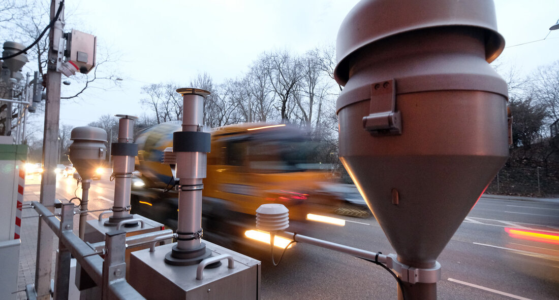 Die Luftqualität in Baden-Württemberg hat sich auch im Jahr 2023 weiter verbessert, wie aus einer aktuellen Pressemitteilung des Verkehrsministeriums hervorgeht. Sowohl die Feinstaub- als auch die Stickstoffdioxid (NO2)-Konzentrationen liegen an allen Messstationen im Land unter den gesetzlich vorgeschriebenen Grenzwerten. Dies ist bereits das zweite Jahr in Folge, in dem die Luftqualitätsgrenzwerte flächendeckend eingehalten wurden. Besonders erfreulich ist, dass die NO2-Konzentrationen an den straßennahen Messstellen weiter gesunken sind. Verkehrsminister Winfried Hermann zeigte sich erfreut über diese Entwicklung und betonte, dass der Anstieg der Schadstoffkonzentrationen nach Aufhebung der Corona-Maßnahmen ausgeblieben sei. Dies sei auch darauf zurückzuführen, dass die Pendlerverkehre weiterhin nicht auf …