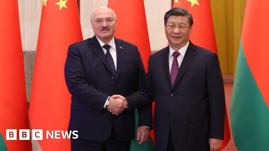 Der weißrussische Staatschef Alexander Lukaschenko hat dem chinesischen Präsidenten Xi Jinping gesagt, sein Land unterstütze Pekings Vorschläge zur Beendigung des Ukraine-Krieges „voll und ganz“. Herr Lukaschenko – ein enger Verbündeter von Wladimir Putin – ist zu einem Staatsbesuch in der chinesischen Hauptstadt. Das Treffen zwischen den beiden Führern findet statt, nachdem China letzte Woche einen Plan angekündigt hat, der Friedensgespräche vorsieht. Der Besuch findet auch Tage statt, nachdem China seinen Spitzendiplomaten Wang Yi zu einem Treffen mit dem russischen Präsidenten Wladimir Putin entsandt hatte. Herr Lukaschenko hat dem russischen Führer in seinem Krieg in der Ukraine geholfen, und seine Reise …
