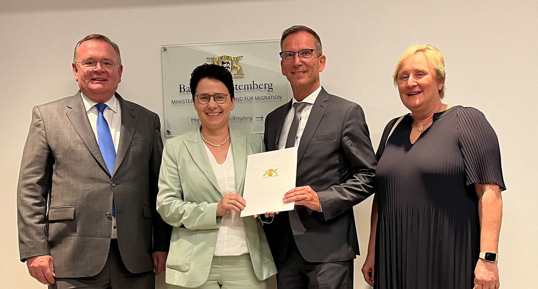 Lutz Haßel neuer Präsident des Arbeitsgerichts Stuttgart Am 1. Juli 2024 trat Jürgen Gneiting in den Ruhestand, und Lutz Haßel übernahm als neuer Präsident die Leitung des Arbeitsgerichts Stuttgart. Die Ministerin der Justiz und für Migration, Marion Gentges, überreichte ihm im Rahmen einer Feierstunde seine Ernennungsurkunde und gratulierte ihm zum Amtsantritt. Lutz Haßel war zuvor Direktor des Arbeitsgerichts Pforzheim. Gentges lobte Haßels vorbildliches Berufsethos, seine hohe Kompetenz und Souveränität sowie seine Aufgeschlossenheit für Veränderungen und Innovationen. Sie betonte auch, dass Haßel beim Arbeitsgericht Stuttgart allseits beliebt und anerkannt ist, was seine Ernennung zum Präsidenten umso passender macht. Haßel studierte Rechtswissenschaften …