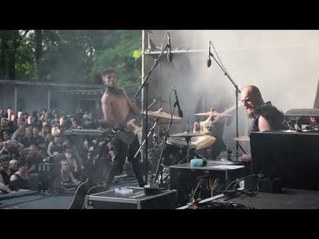 Manntra-Videotagebuch 03. Juli 2021 – Leipzig (unterstützt Mono Inc.) Monster Mind Consuming Tour Tourdaten siehe http://www.manntra.hr FACEBOOK – http://www.facebook.com/ManntraOfficial INSTAGRAM – https: / /www.instagram.com/manntra_official/ OFFIZIELLE SEITE – http://www.manntra.hr VK – https://vk.com/manntraofficial SPOTIFY – https://open.spotify.com/artist/5xKw7nNLyZ7UVvhaLC5kYd Video von Martin Purišić #manntra #vlog #live Youtube-Link