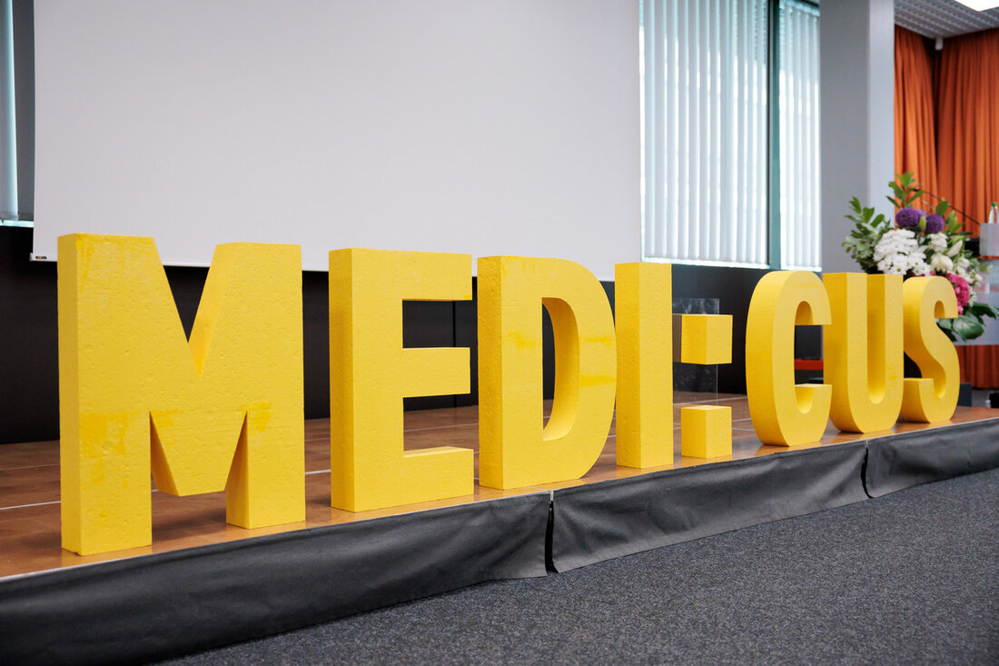 Digitale Revolution im Gesundheitswesen: MEDI:CUS in Baden-Württemberg gestartet Stuttgart – Baden-Württemberg setzt einen bedeutenden Schritt in Richtung digitale Transformation des Gesundheitssektors: Mit MEDI:CUS wird eine innovative Plattform ins Leben gerufen, die Universitätskliniken, Krankenhäuser sowie perspektivisch auch Arztpraxen und Patienten miteinander vernetzt. Ziel der Initiative ist es, sowohl die medizinische Versorgung als auch die Forschung zu optimieren und zu modernisieren. Die MEDI:CUS-Plattform bietet eine zentrale Infrastruktur, die den Austausch von medizinischen Daten und Informationen erleichtert. Durch diesen kontinuierlichen Informationsfluss sollen nicht nur die Behandlungsqualität und die Effizienz in der Patientenversorgung gesteigert werden, sondern auch die Forschungsaktivitäten in der Medizin maßgeblich vorangetrieben …