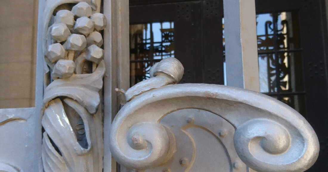 MOLCH-Rathausführung: Kinder führen Kinder durch das Neue Rathaus Am 25. November 2023 bieten die jungen Guides wieder ihre MOLCH-Rathausführungen für Kinder zwischen 6 und 14 Jahren an. Die MOLCH-Rathausführungen sind eine einzigartige Gelegenheit für junge Besucher, das Neue Rathaus zu erkunden und dabei von Gleichaltrigen begleitet zu werden. Was erwartet die Besucher? Die Kinder der MOLCH-Rathausführung beantworten Fragen rund um das Neue Rathaus, darunter wann es gebaut wurde, die Tiermotive am Haupteingang und was im Sitzungssaal passiert. Durch ihre kindgerechte Herangehensweise schaffen sie eine unterhaltsame und zugleich lehrreiche Erfahrung für ihre Altersgenossen. Nächster Termin Die MOLCH-Rathausführung findet am Samstag, den …