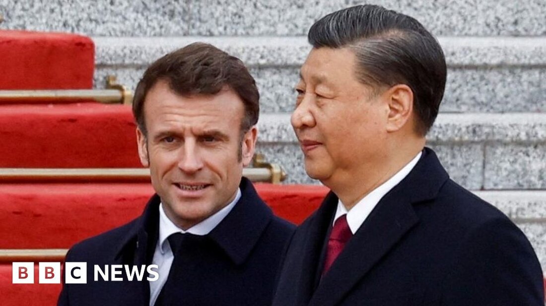 Der französische Staatschef Emmanuel Macron hat seinen chinesischen Amtskollegen Xi Jinping aufgefordert, dabei zu helfen, Russlands Krieg in der Ukraine zu stoppen. „Ich weiß, dass ich mich darauf verlassen kann, dass Sie Russland zur Vernunft bringen und alle an den Verhandlungstisch zurückbringen“, sagte er Herrn Xi in Peking. Herr Xi sagte, ihre beiden Länder hätten die „Fähigkeit und Verantwortung“, den Weltfrieden zu wahren. Aber der Kreml sagte, es gebe bisher „keine Aussichten auf eine friedliche Lösung“, und seine Offensive werde fortgesetzt. Herr Macron befindet sich auf einem Staatsbesuch in China, das nach mehreren Jahren der Verschlechterung der Beziehungen zwischen dem …