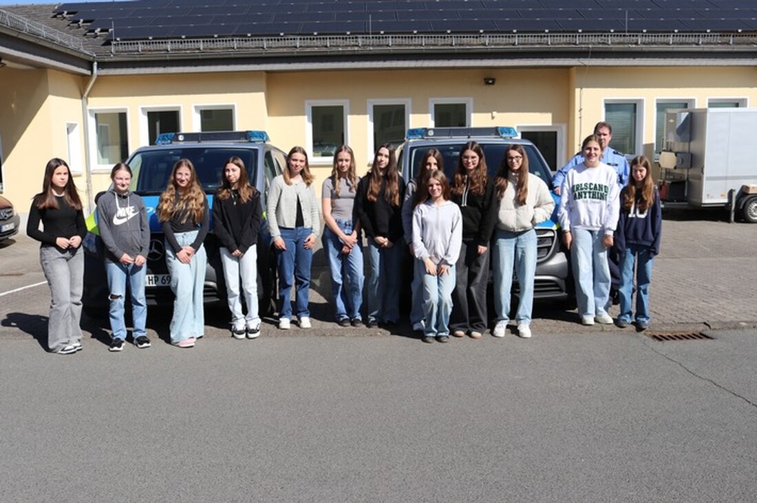 13 Schülerinnen erlebten beim "Girl's Day" der Polizeidirektion Werra-Meißner den Alltag der Hessischen Polizei und erhielten Einblicke in spannende Berufe.