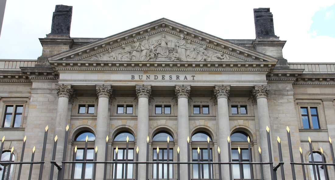 Bundeslandwirtschaftsminister Peter Hauk kritisiert Gesetzentwürfe zur Tierschutz- und Düngeregelung Der Bundeslandwirtschaftsminister Peter Hauk äußerte seine Bedenken bezüglich der aktuellen Gesetzentwürfe der Bundesregierung zum Tierschutzgesetz und Düngegesetz. Er bemängelte, dass die vorgelegten Gesetze die Grundsätze der guten Rechtsetzung missachten und somit unnötigen Aufwand, Bürokratie und Kosten verursachen. Besonders beim Tierschutzgesetz forderte Hauk eine verbesserte Zusammenarbeit zwischen Bund und Ländern. Er betonte, dass die Länder bereits in der Vergangenheit berechtigte Anliegen zur Verbesserung des Tierschutzes eingebracht haben und eine gründliche Abstimmung mit den Ländern dringend erforderlich gewesen wäre. Über 80 Änderungsanträge der Länder liegen bereits zur Beratung im Bundesratsplenum vor, was zeigt, …