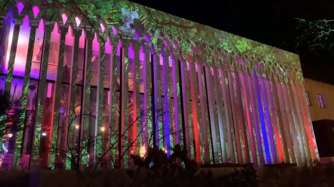 Das Magische Tropical Lights 2020 oder die Tropical Light Show im Leipziger Zoo sind ein großartiges Erlebnis für die Familie. Wir waren im Januar 2020 dort und es war spektakulär. Ein Spaziergang durch das Gondwanaland in der Dunkelheit mit den Lichtern, die von den Bäumen, dem Fluss und dem Baldachin reflektiert wurden, war eine großartige Möglichkeit, diese großartige Attraktion zu erleben. Gut gemacht Leipziger Zoo! . Youtube-Link
