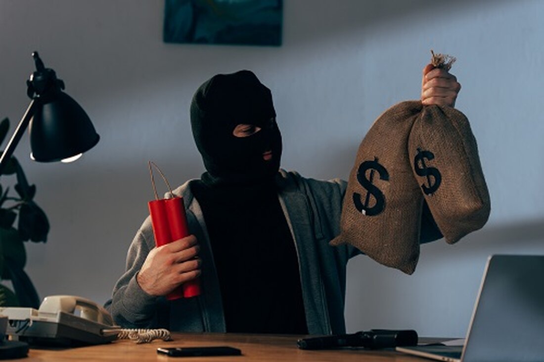 Sahil Arora sammelte beim Vorverkauf des IGGY-Tokens 380.000 US-Dollar ein und behauptete, es sei die offizielle Kryptowährung von Iggy Azalea. Es werden Gelder aus der Vorverkaufs-Wallet verschoben, es werden jedoch keine Token per Airdrop an die Investoren verteilt. Investoren fordern Rückerstattungen und Rechenschaftspflicht, da der Wert des IGGY-Tokens um 98 % sinkt. Der prominente Krypto-Promoter Sahil Arora ist in die Kritik geraten, nachdem er angeblich 380.000 Dollar im Vorverkauf für einen Token eingenommen hat, von dem fälschlicherweise behauptet wurde, er werde von Rapper Iggy Azalea beworben. Obwohl ein Airdrop des „IGGY“-Tokens versprochen wurde, warten die Vorverkaufsteilnehmer immer noch auf den …