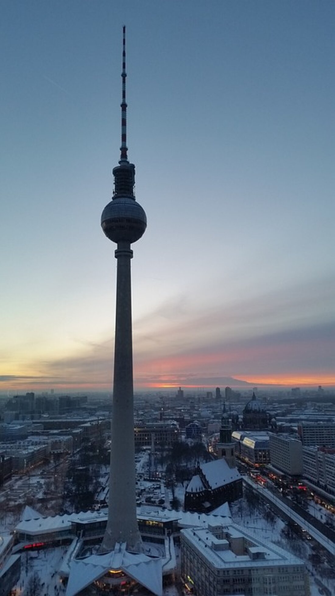 Die Volkshochschule (VHS) Tempelhof-Schöneberg im Schöneberger Regenbogenkiez lädt herzlich dazu ein, die Veranstaltungen rund um den erstmals berlinweiten Magnus-Hirschfeld-Tag am 14. Mai 2024 zu besuchen. Das Hauptgebäude der VHS dient als Treffpunkt für Menschen verschiedenster Kulturen, Biografien und Lebensentwürfe, und die VHS fühlt sich in der Verantwortung, ein offenes und unterstützendes Umfeld für alle Menschen zu schaffen, unabhängig von ihrer sexuellen Orientierung oder Geschlechtsidentität. Dr. Magnus Hirschfeld war ein bedeutender Arzt und Sexualwissenschaftler, der 1919 das erste Institut für Sexualwissenschaft in Berlin gründete. Er setzte sich vehement für die Anerkennung der Homosexualität und deren Entkriminalisierung ein. Als Jude, schwuler Aktivist …