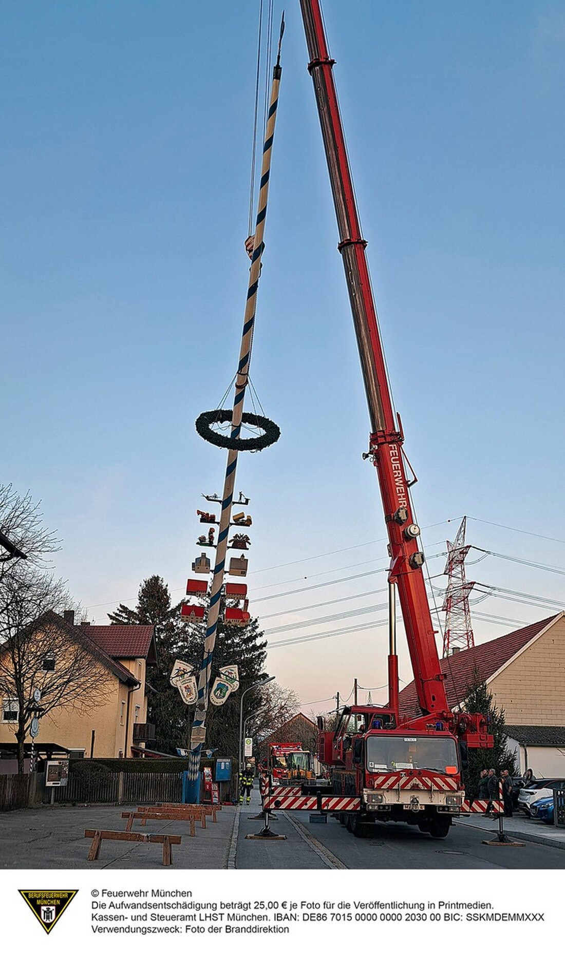 Am 22. März 2025 sicherte die Feuerwehr München einen gefährdeten Maibaum in Langwied aufgrund von Witterungsschäden.